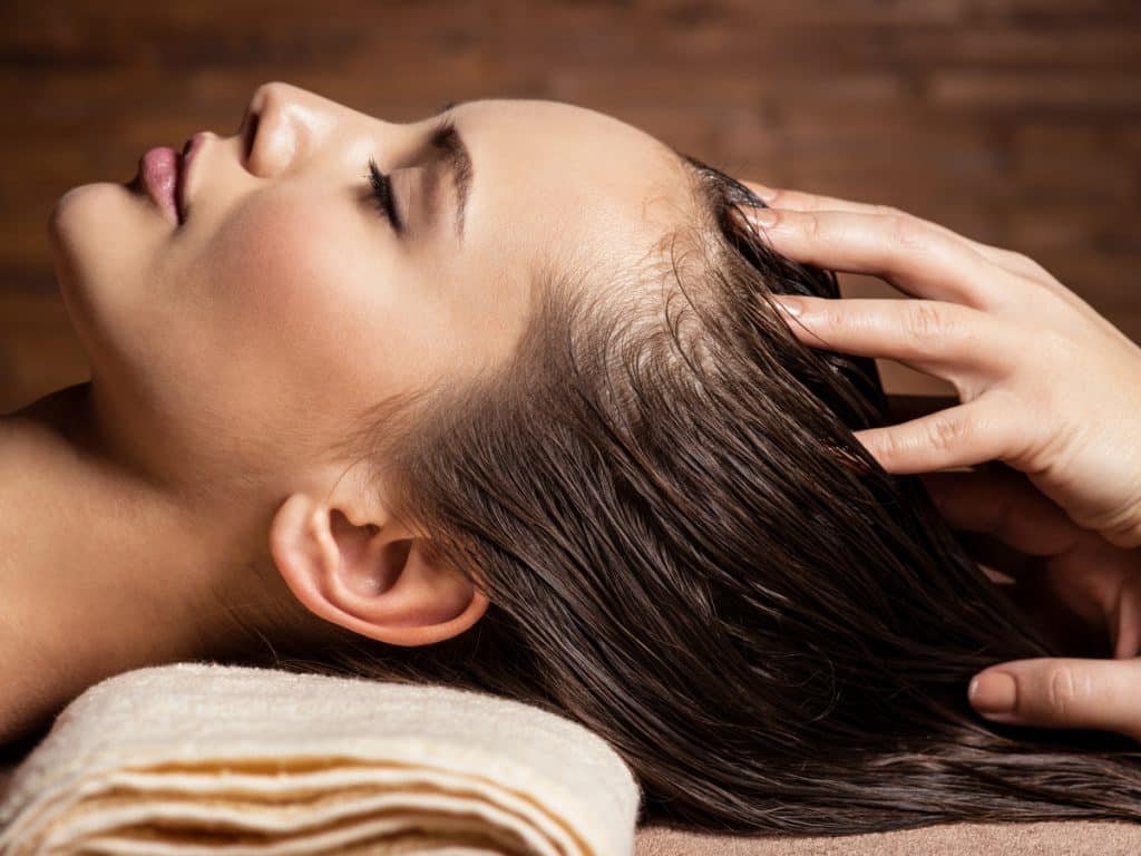Massagem capilar: terapia manual de estimulação do couro cabeludo