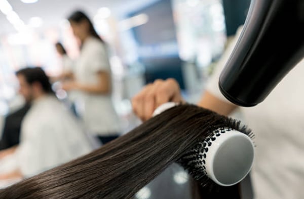 Qual a maneira correta de se usar o secador de cabelo?