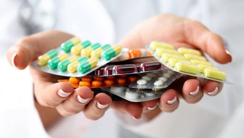 Por quantos testes um novo remédio deve passar antes de chegar às farmácias?