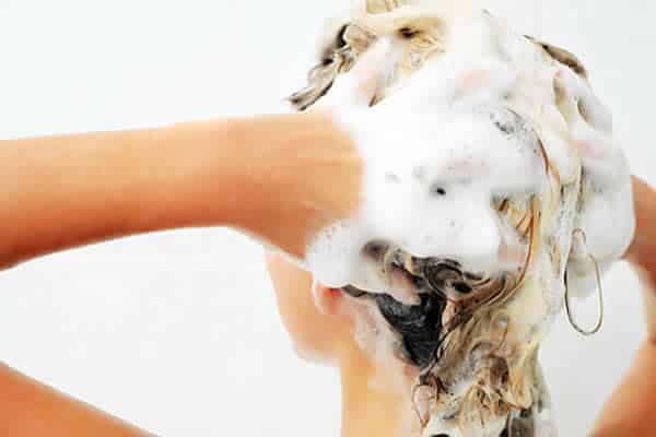 Co-wash: é bom ou faz mal para o cabelo?