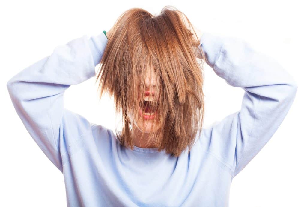 Fatores de risco para queda de cabelo feminino: o que pode estar fazendo seus cabelos caírem?
